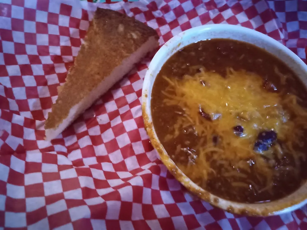 Chili-Bowl w Corn Muffin